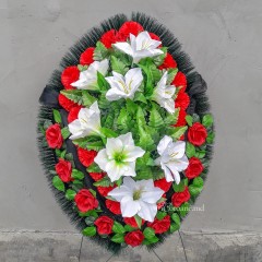 Оригинальный траурный венок 80см из искусственных цветов. Цветы: белые лилии, красные гвоздики, красные розы. Зелень: роза, лилия, папоротник. Каркас: хвоя.